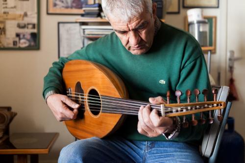 The Captivating Curves of the Guitar's Arab Ancestor